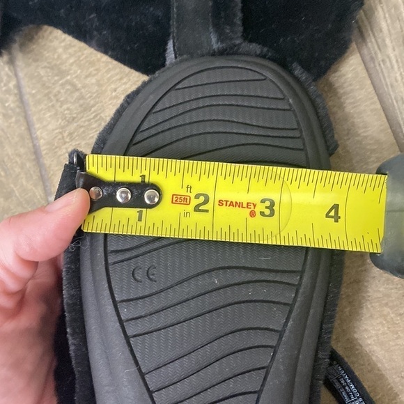 Vionic Viva faux fur sandals size 9. - Picture 11 of 11